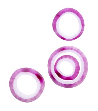 Üst görünüm taze kırmızı veya mor İspanyol soğan halkaları veya yığın halinde dilimler kırpma yolu ile beyaz arka planda izole edilir.