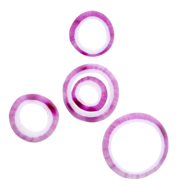 Üst görünüm kırmızı veya mor İspanyol soğan halkaları veya yığın halinde dilimler png dosya biçiminde kırpma yolu ile izole edilir.