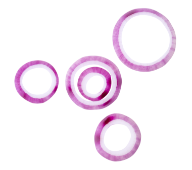 Üst görünüm kırmızı veya mor İspanyol soğan halkaları veya yığın halinde dilimler png dosya biçiminde kırpma yolu ile izole edilir.