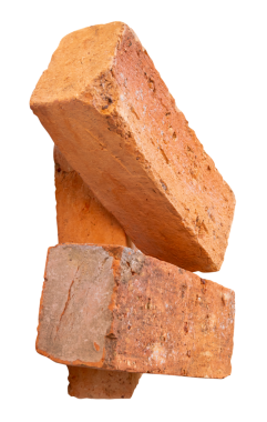 Yığındaki üç çatlamış eski kırmızı veya turuncu tuğla yan görünümü png dosya biçiminde kırpma yolu ile izole edilmiştir.