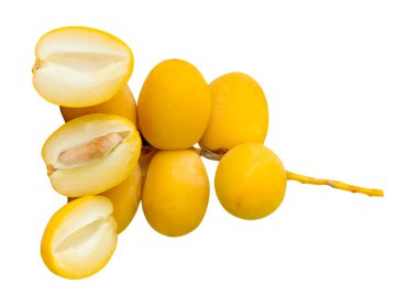 Taze olgun, sarı palmiye meyveleri üst üste yığılır ve beyaz arka planda kırpma yolu ile izole edilir. Müslümanlar için Ramazan ayında iftar yemeği kavramı