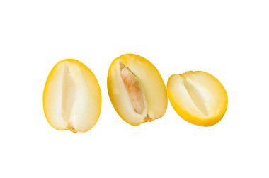 Taze olgun, sarı hurma meyvelerinin yarıya bölünmüş hali beyaz arka planda kırpma yolu ile izole edilmiştir. Müslümanlar için Ramazan ayında iftar yemeği kavramı