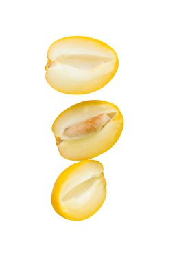 Taze olgun, sarı hurma meyvelerinin yarıya bölünmüş hali beyaz arka planda kırpma yolu ile izole edilmiştir. Müslümanlar için Ramazan ayında iftar yemeği kavramı