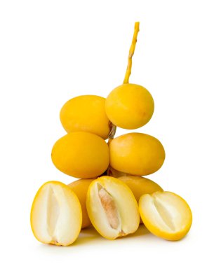 Taze olgun, sarı palmiye meyveleri üst üste yığılır ve beyaz arka planda kırpma yolu ile izole edilir. Müslümanlar için Ramazan ayında iftar yemeği kavramı