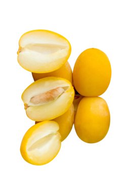 Taze olgun sarı Barhi palmiye meyveleri yığını halinde beyaz arka planda kırpma yolu ile izole edilir. Müslümanlar için Ramazan ayında iftar yemeği kavramı