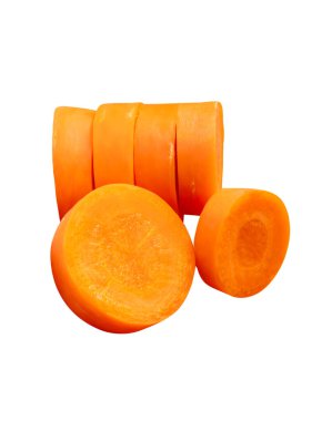 Dilimler halinde taze turuncu havuç kökleri beyaz arka planda kırpma yolu ile izole edilmiştir..