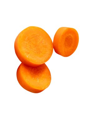 Dilimler halinde taze turuncu havuç kökleri beyaz arka planda kırpma yolu ile izole edilmiştir..