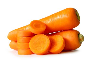 Yığınla havuç dilimli iki taze turuncu havuç kökünün yan görüntüsü kesme yolu ile beyaz arka planda izole edilmiştir..