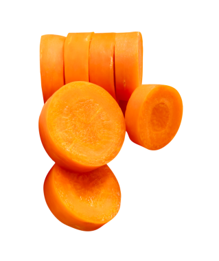 Dilimler halinde taze turuncu havuç kökleri yan görünümü png dosya biçiminde kırpma yolu ile izole edilir.