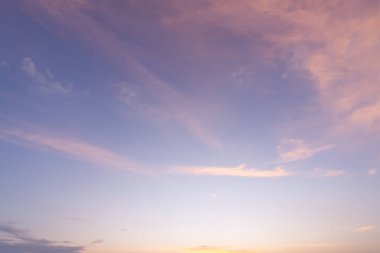 Güzel bir sabah ya da akşam mavi ve turuncu gökyüzü bulutlu günbatımları ya da günbatımları doğal arkaplan dokusu olarak kullanılan denizde çekilirken