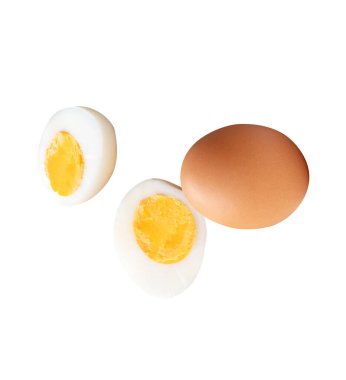 Çiğ kahverengi tavuk yumurtası seti ve yumurta sarısı ile pişirilmiş ya da haşlanmış tavuk yumurtası beyaz arka planda kırpma yolu ile izole edilir..