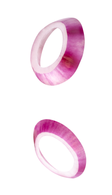 Üst görünüm kırmızı veya mor İspanyol soğan halkaları veya dilimleri png dosya biçiminde kırpma yolu ile izole edilir.