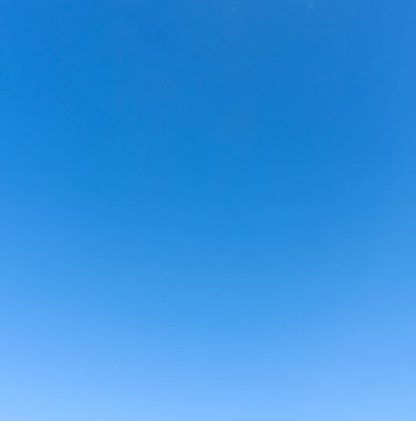 Düşük açı ve güzel açık mavi gökyüzü çerçevesi öğleden sonra bulutsuz güneşli bir günde dekoratif sanat eserlerinde doğal arka plan dokusu olarak kullanılır..