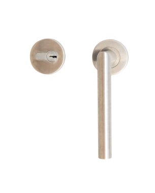 Ayrı bir anahtar deliği olan bir gümüş kapı tutacağı veya tutacağı kırpma yolu ile beyaz arkaplanda izole edilir.