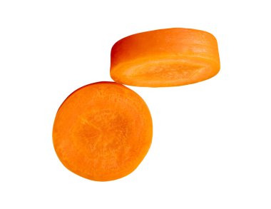 Yığındaki turuncu havuç dilimlerinin ön görünümü kesme yolu ile beyaz arkaplanda izole edilir.