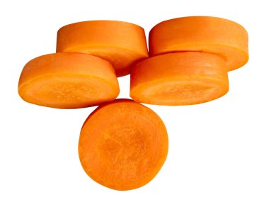 Yığındaki turuncu havuç dilimlerinin ön görünümü kesme yolu ile beyaz arkaplanda izole edilir.