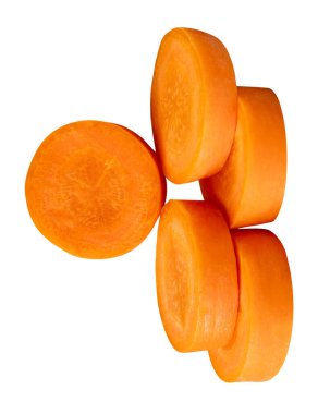 Yığındaki turuncu havuç dilimlerinin ön görünümü kesme yolu ile beyaz arkaplanda izole edilir.