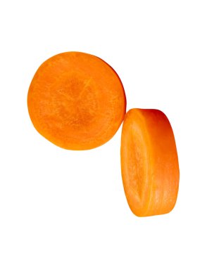 Yığındaki turuncu havuç dilimlerinin ön görünümü kesme yolu ile beyaz arkaplanda izole edilir.