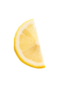 Çeyrek şeklinde dilimler halinde olgun sarı limon meyvelerinin ön görünümü kesme yolu ile beyaz arkaplanda izole edilmiştir..