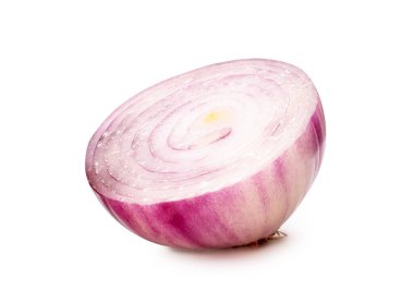 Taze soyulmamış kırmızı ya da mor soğan ampulü kesme yolu ile beyaz zemin üzerinde izole edilir..