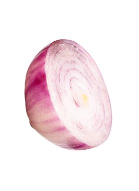 Taze soyulmamış kırmızı ya da mor soğan ampulü kesme yolu ile beyaz zemin üzerinde izole edilir..