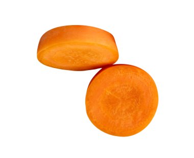 Yığındaki turuncu havuç dilimlerinin yan görünümü kırpma yolu ile beyaz arkaplanda izole edilir.