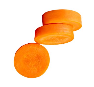 Yığındaki turuncu havuç dilimlerinin yan görünümü kırpma yolu ile beyaz arkaplanda izole edilir.