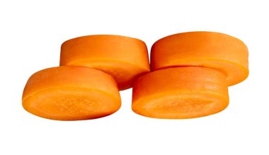 Yığındaki turuncu havuç dilimlerinin yan görünümü kırpma yolu ile beyaz arkaplanda izole edilir.