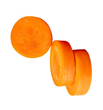 Yığındaki turuncu havuç dilimlerinin yan görünümü kırpma yolu ile beyaz arkaplanda izole edilir.