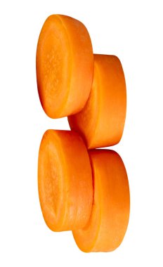 Yığındaki turuncu havuç dilimlerinin yan görünümü kırpma yolu ile beyaz arkaplanda izole edilir.