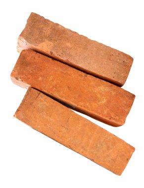 Yığındaki üç çatlamış kırmızı ya da turuncu tuğlanın yan görünümü kırpma yolu ile beyaz arkaplanda izole edilmiştir.