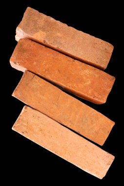 Kırık eski kırmızı ya da turuncu tuğlaların yan görünümü siyah arkaplanda kırpma yolu ile izole edilir.