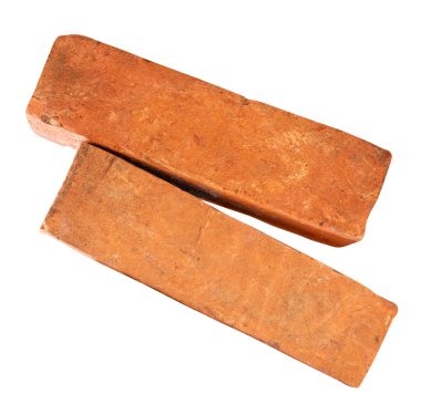 Yığındaki iki çatlamış kırmızı ya da turuncu tuğlanın yan görünümü kırpma yolu ile beyaz arkaplanda izole edilmiştir..