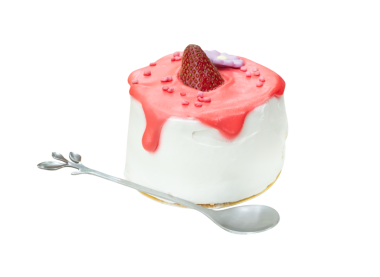 Çilekli pasta ve jöleli krema ve mini gümüş kaşık veya çay kaşığı png dosya biçiminde kırpma yolu ile izole edilir.