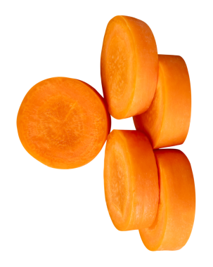 Yığındaki turuncu havuç dilimlerinin ön görünümü png dosya biçiminde kırpma yolu ile izole edilmiştir.