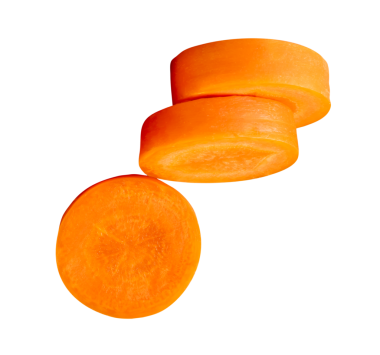 Yığındaki turuncu havuç dilimlerinin ön görünümü png dosya biçiminde kırpma yolu ile izole edilmiştir.