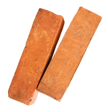 Yığındaki iki çatlamış eski kırmızı veya turuncu tuğlanın yan görünümü png dosya biçiminde kırpma yolu ile izole edilmiştir.