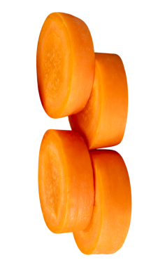 Yığındaki turuncu havuç dilimlerinin yan görünümü png dosya biçiminde kırpma yolu ile izole edilmiştir.