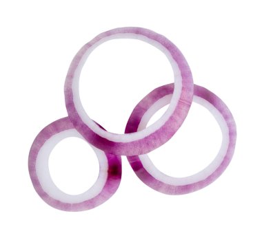 Taze kırmızı ya da mor İspanyol soğan halkalarının ya da yığın halinde dilimlerin üst görünümü kırpma yolu ile beyaz arkaplanda izole edilmiştir..