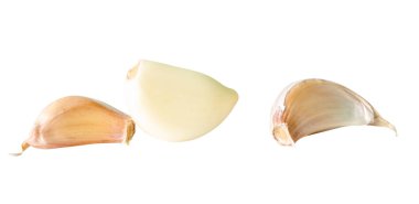 Üç sarımsaklı karanfil kümesi beyaz arkaplanda kırpma yolu ile izole edilmiştir..