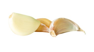 Kümelenmiş üç sarımsak karanfilinin yan görünümü kırpma yolu ile beyaz arkaplanda izole edilmiştir..