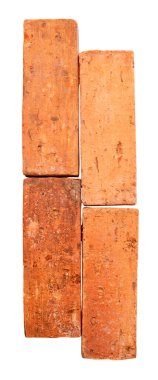 Kırık dört eski kırmızı ya da turuncu tuğlaların yan görünümü kırpma yolu ile beyaz arkaplanda izole edilmiştir.