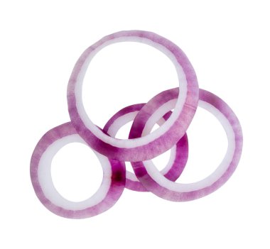 Taze kırmızı ya da mor İspanyol soğan halkalarının ya da yığın halinde dilimlerin üst görünümü kırpma yolu ile beyaz arkaplanda izole edilmiştir..