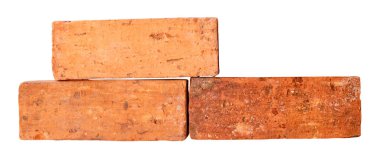 Yığındaki üç çatlamış kırmızı ya da turuncu tuğlanın yan görünümü kırpma yolu ile beyaz arkaplanda izole edilmiştir.