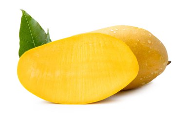 Tek olgun sarı mango meyvesi ve yeşil yapraklı ve su damlacıkları beyaz arka planda kırpma yolu ile izole edilir..