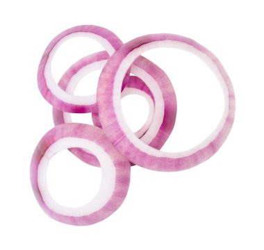 Taze kırmızı ya da mor İspanyol soğan halkalarının ya da yığın halinde dilimlerin üst görünümü kırpma yolu ile beyaz arkaplanda izole edilmiştir..