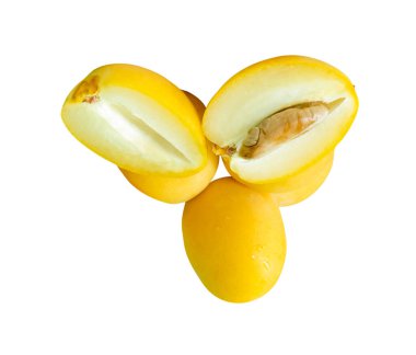 Taze olgun, sarı palmiye meyveleri üst üste yığılır ve beyaz arka planda kırpma yolu ile izole edilir. Müslümanlar için Ramazan ayında iftar yemeği kavramı