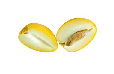 Taze olgun, sarı hurma meyveleri üst üste iki yarım halinde beyaz arka planda kırpma yolu ile izole edilir. Müslümanlar için Ramazan ayında iftar yemeği kavramı