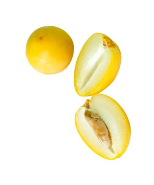 Taze olgun, sarı palmiye meyvelerinin yarısı küme halinde beyaz arka planda kırpma yolu ile izole edilir. Müslümanlar için Ramazan ayında iftar yemeği kavramı