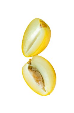 Taze olgun, sarı hurma meyveleri üst üste iki yarım halinde beyaz arka planda kırpma yolu ile izole edilir. Müslümanlar için Ramazan ayında iftar yemeği kavramı